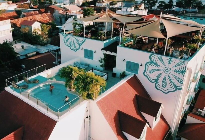 هتل Isla De Flores