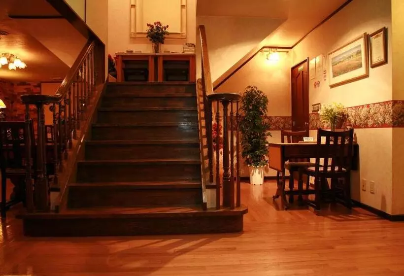 Отель Scotch Court