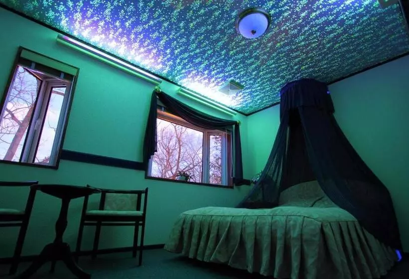 Отель Scotch Court