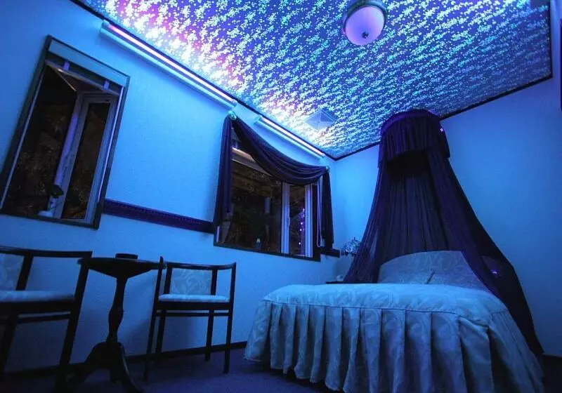 Отель Scotch Court