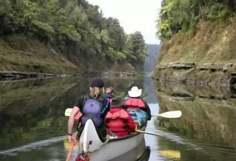 모텔 Canoe Safaris Lodge