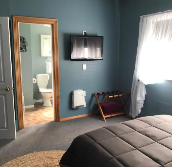 פנסיון Admirals Lodge