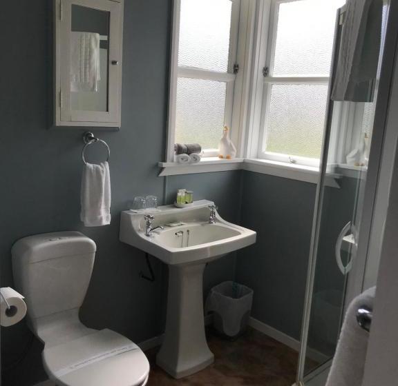 פנסיון Admirals Lodge