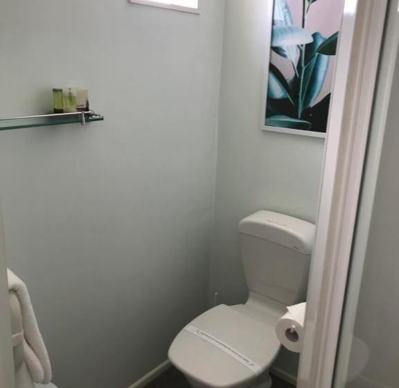 פנסיון Admirals Lodge