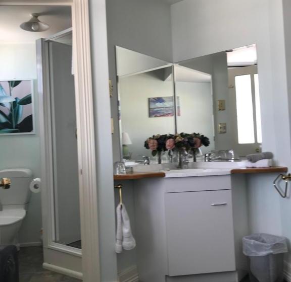 פנסיון Admirals Lodge