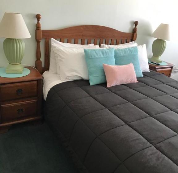 פנסיון Admirals Lodge