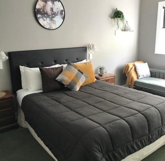 פנסיון Admirals Lodge