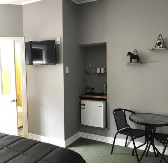 פנסיון Admirals Lodge