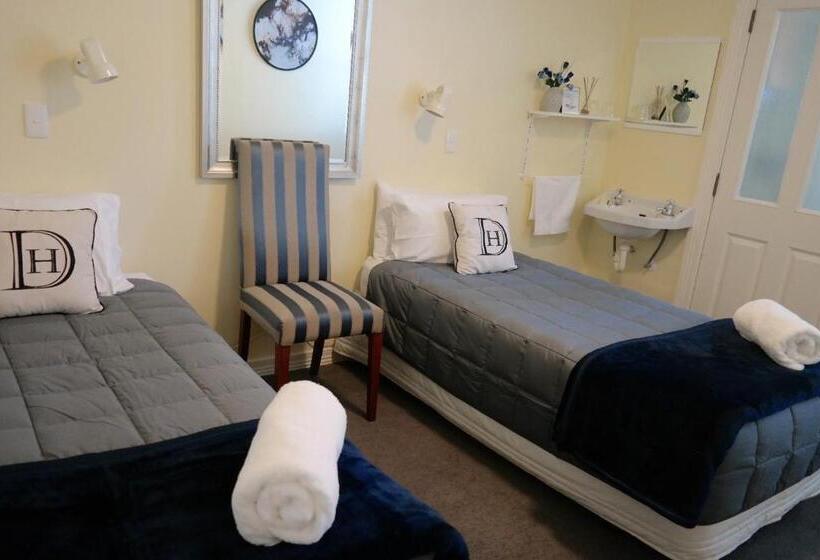 פנסיון Admirals Lodge