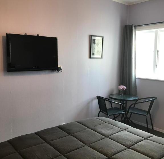 פנסיון Admirals Lodge