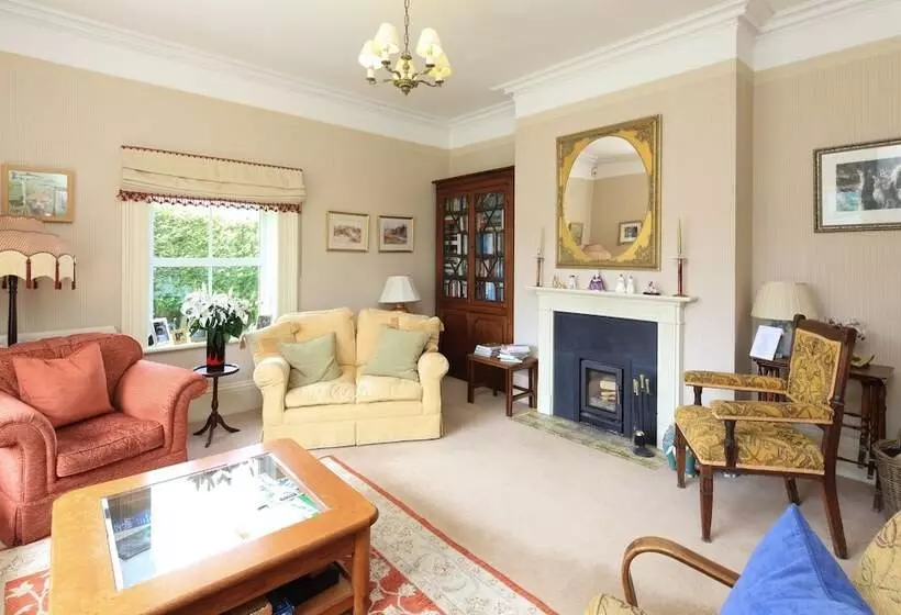 بنسيون The Old Vicarage Dolfor