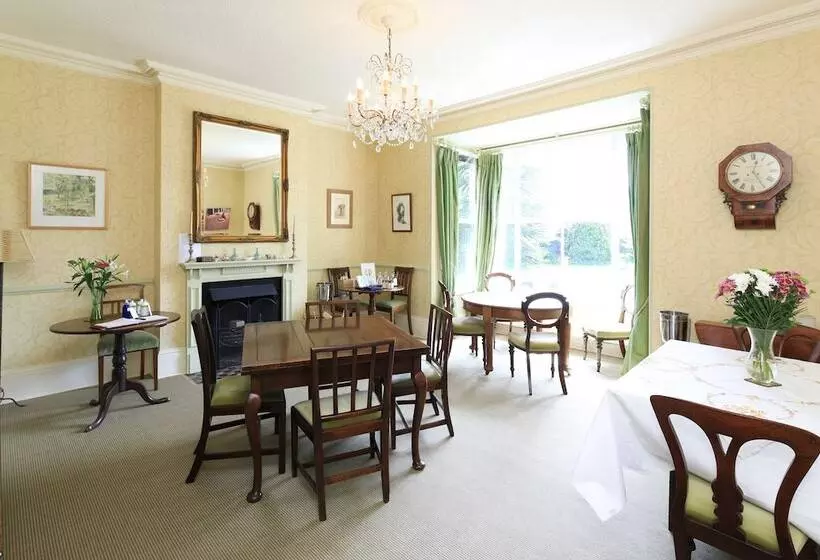 بنسيون The Old Vicarage Dolfor