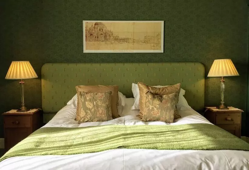 بنسيون The Old Vicarage Dolfor