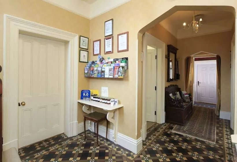 بنسيون The Old Vicarage Dolfor