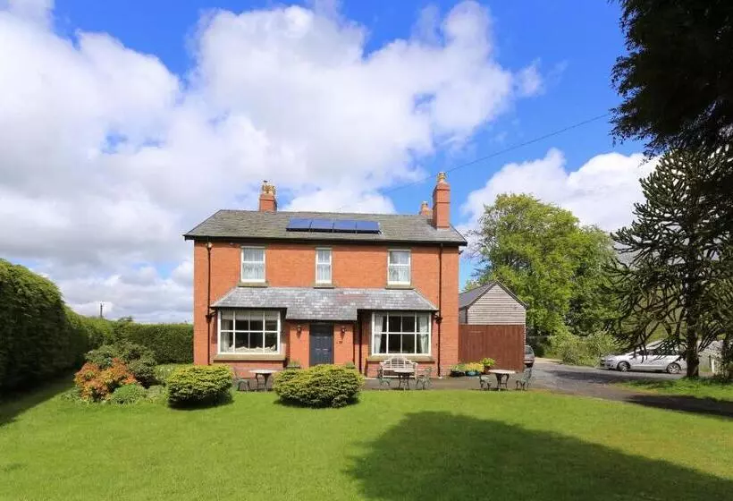 بنسيون The Old Vicarage Dolfor