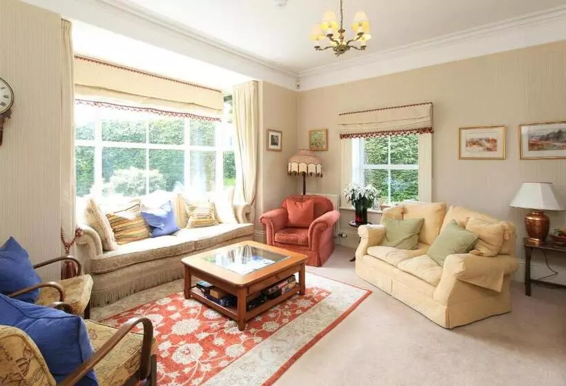 بنسيون The Old Vicarage Dolfor