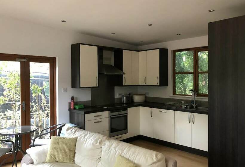 Cosy South Gloucestershire Cabin Retreat