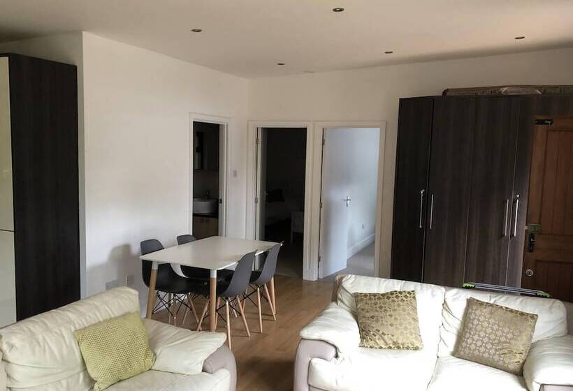 Cosy South Gloucestershire Cabin Retreat