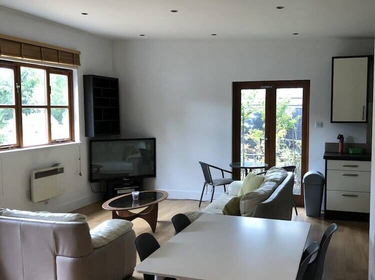 Cosy South Gloucestershire Cabin Retreat