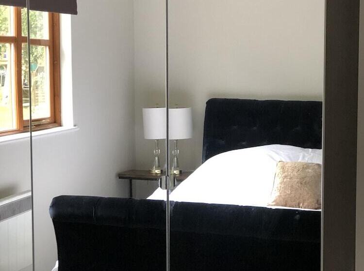 Cosy South Gloucestershire Cabin Retreat