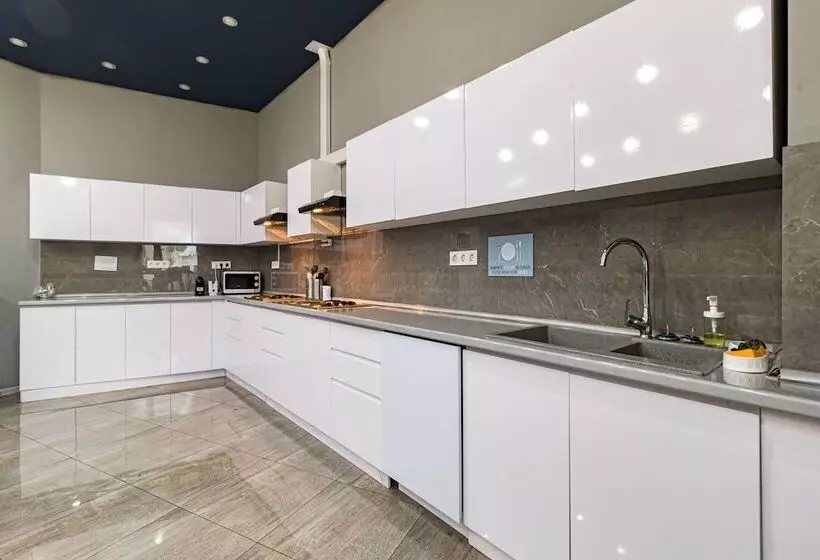 هتل Caps Lock Future