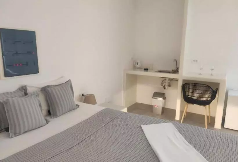 Hotelli White Lily Suites & Lofts   Adults Only 16 Plus