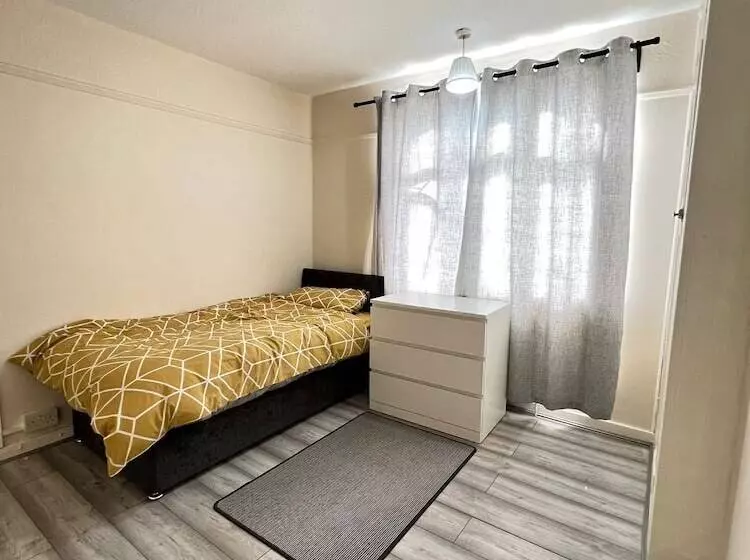 Residenssi Budget 5 Bed Apartment In Barking