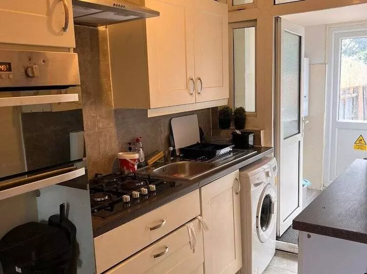 Residenssi Budget 5 Bed Apartment In Barking