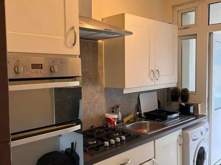 Residenssi Budget 5 Bed Apartment In Barking