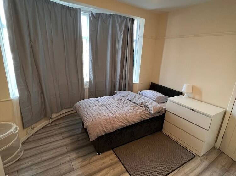 레지던스 Budget 5 Bed Apartment In Barking