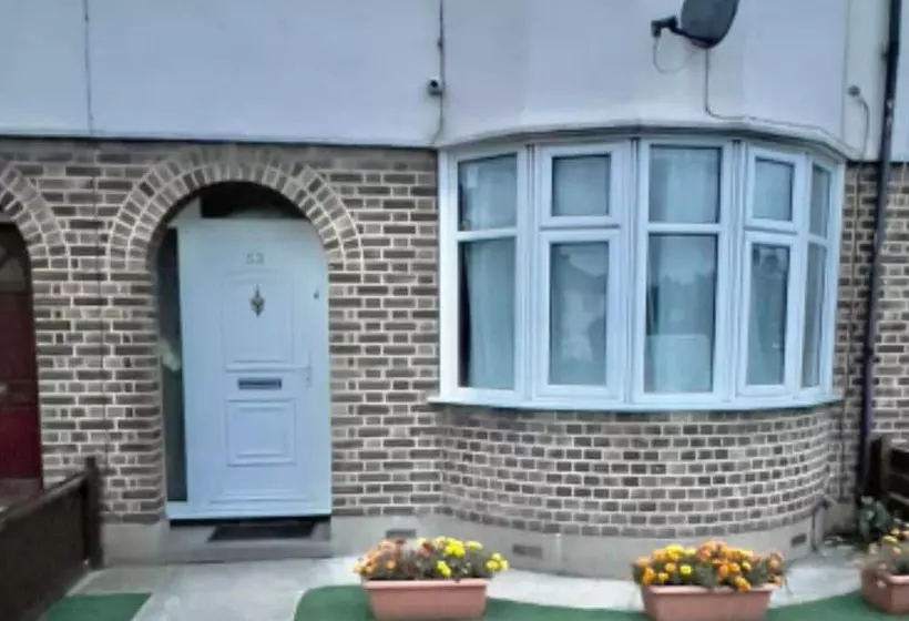 Residenssi Budget 5 Bed Apartment In Barking