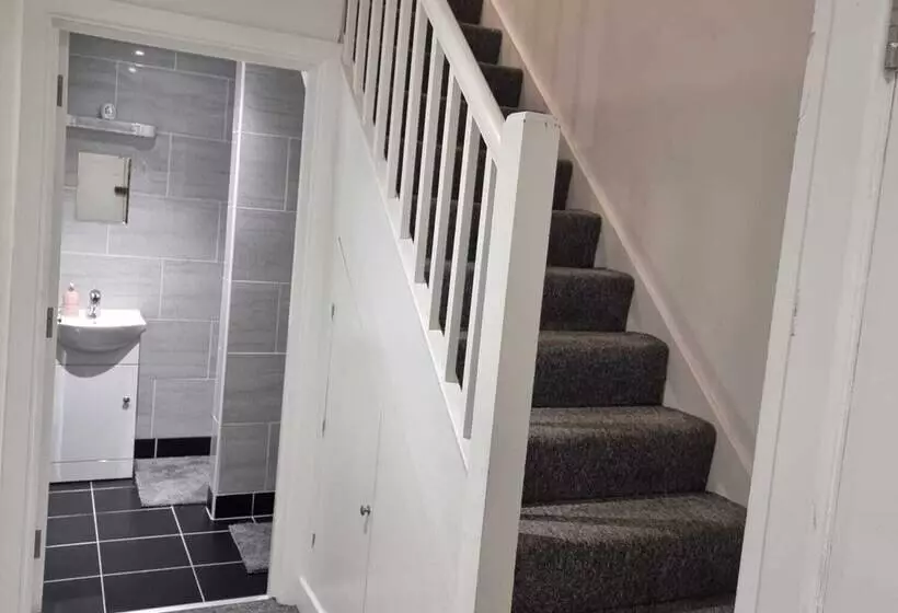 Residenssi Charming 4 Bed House In Enfield North London