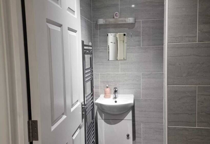 레지던스 Charming 4 Bed House In Enfield North London