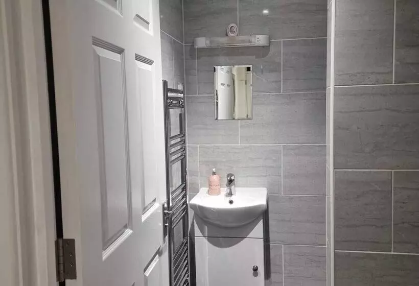 Residenssi Charming 4 Bed House In Enfield North London