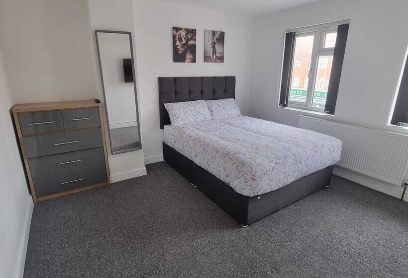 레지던스 Charming 4 Bed House In Enfield North London