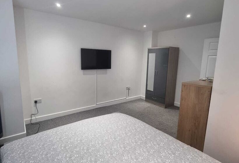 레지던스 Charming 4 Bed House In Enfield North London