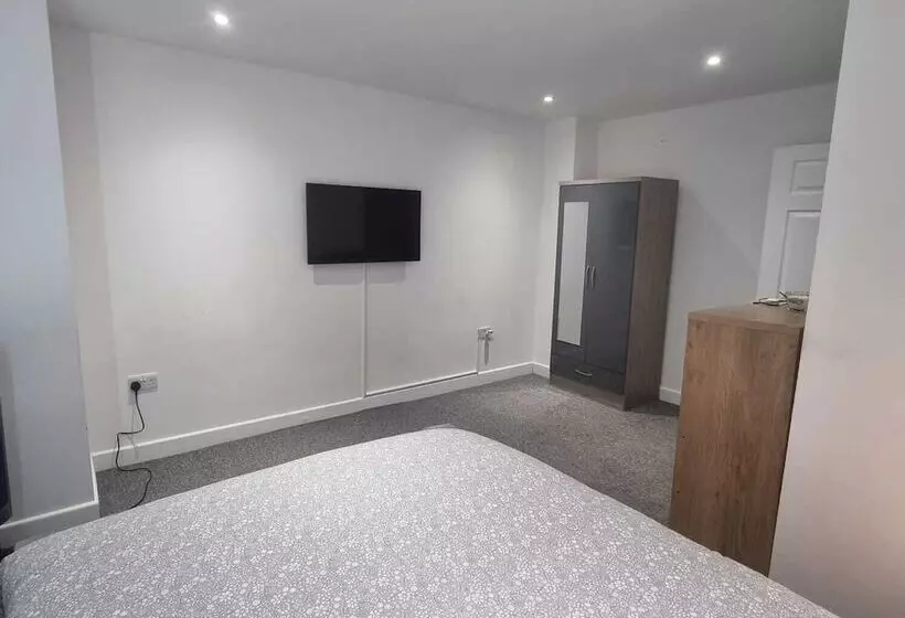 Residenssi Charming 4 Bed House In Enfield North London