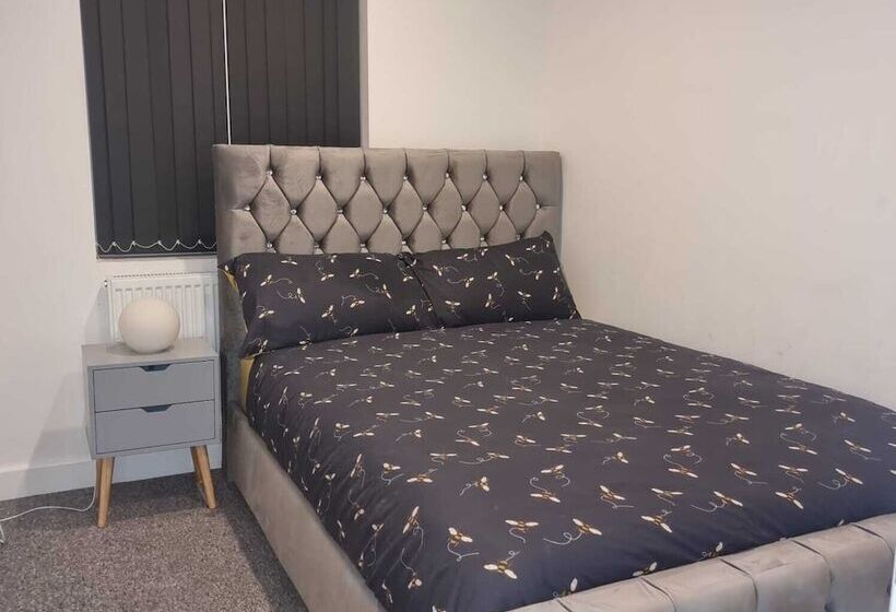 레지던스 Charming 4 Bed House In Enfield North London