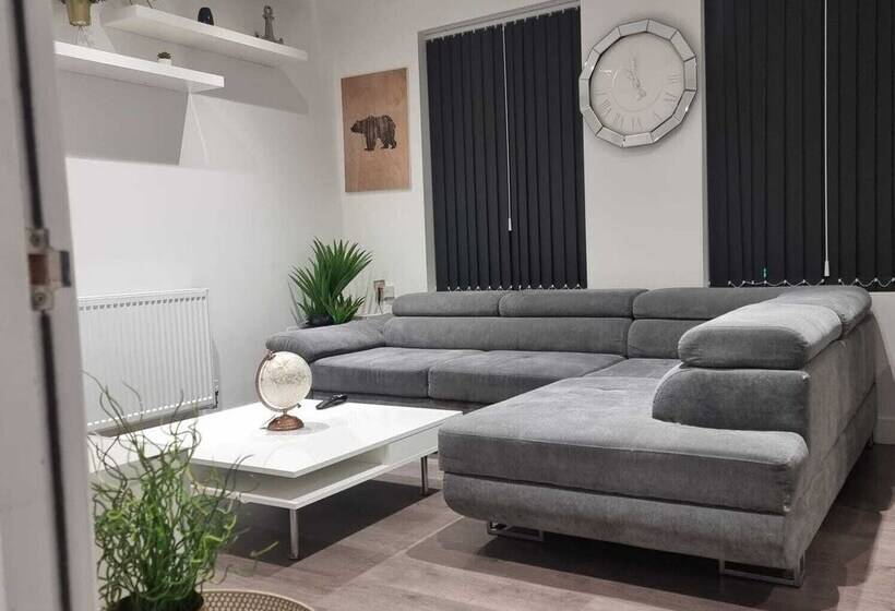 레지던스 Charming 4 Bed House In Enfield North London