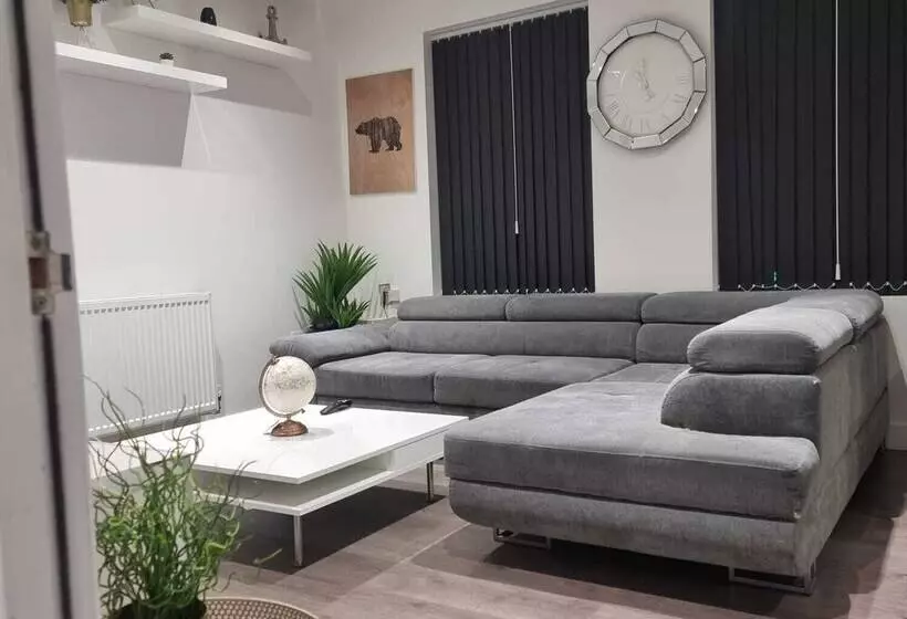 Residenssi Charming 4 Bed House In Enfield North London