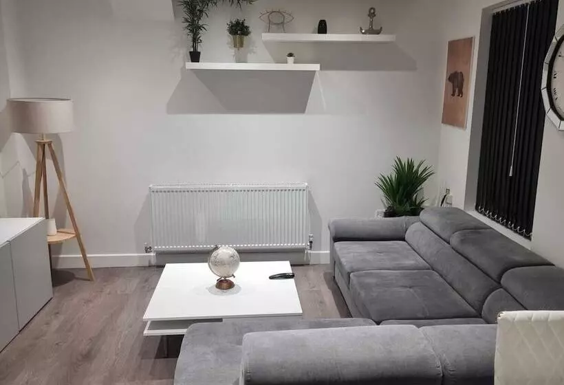 Residenssi Charming 4 Bed House In Enfield North London