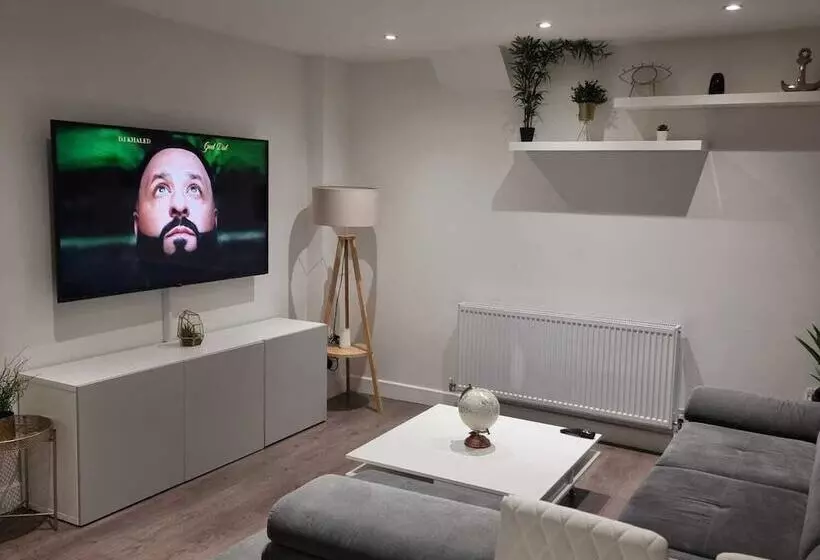 Residenssi Charming 4 Bed House In Enfield North London