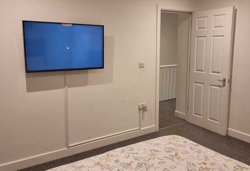 레지던스 Charming 4 Bed House In Enfield North London