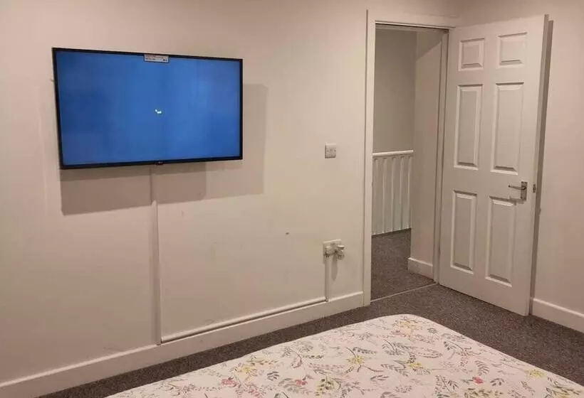 Residenssi Charming 4 Bed House In Enfield North London