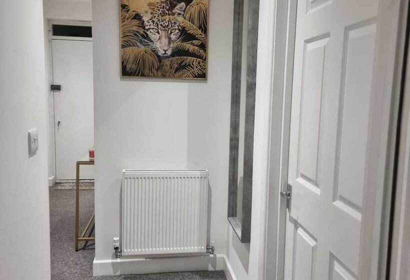 레지던스 Charming 4 Bed House In Enfield North London