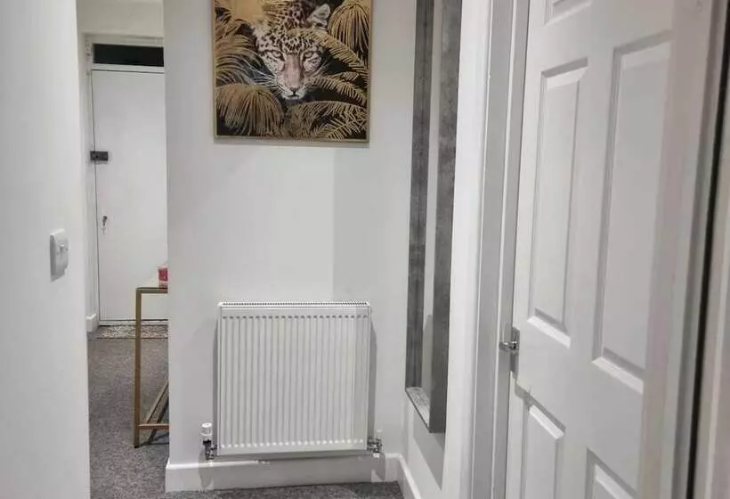 Residenssi Charming 4 Bed House In Enfield North London