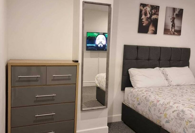 레지던스 Charming 4 Bed House In Enfield North London