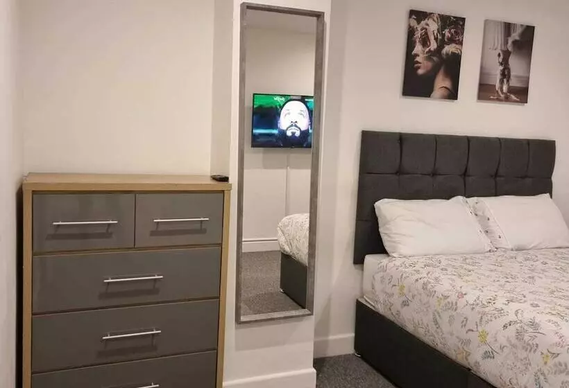 Residenssi Charming 4 Bed House In Enfield North London