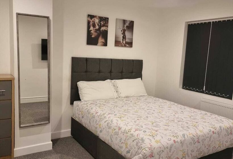 레지던스 Charming 4 Bed House In Enfield North London