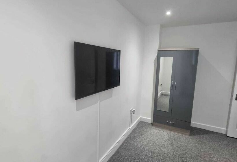 레지던스 Charming 4 Bed House In Enfield North London